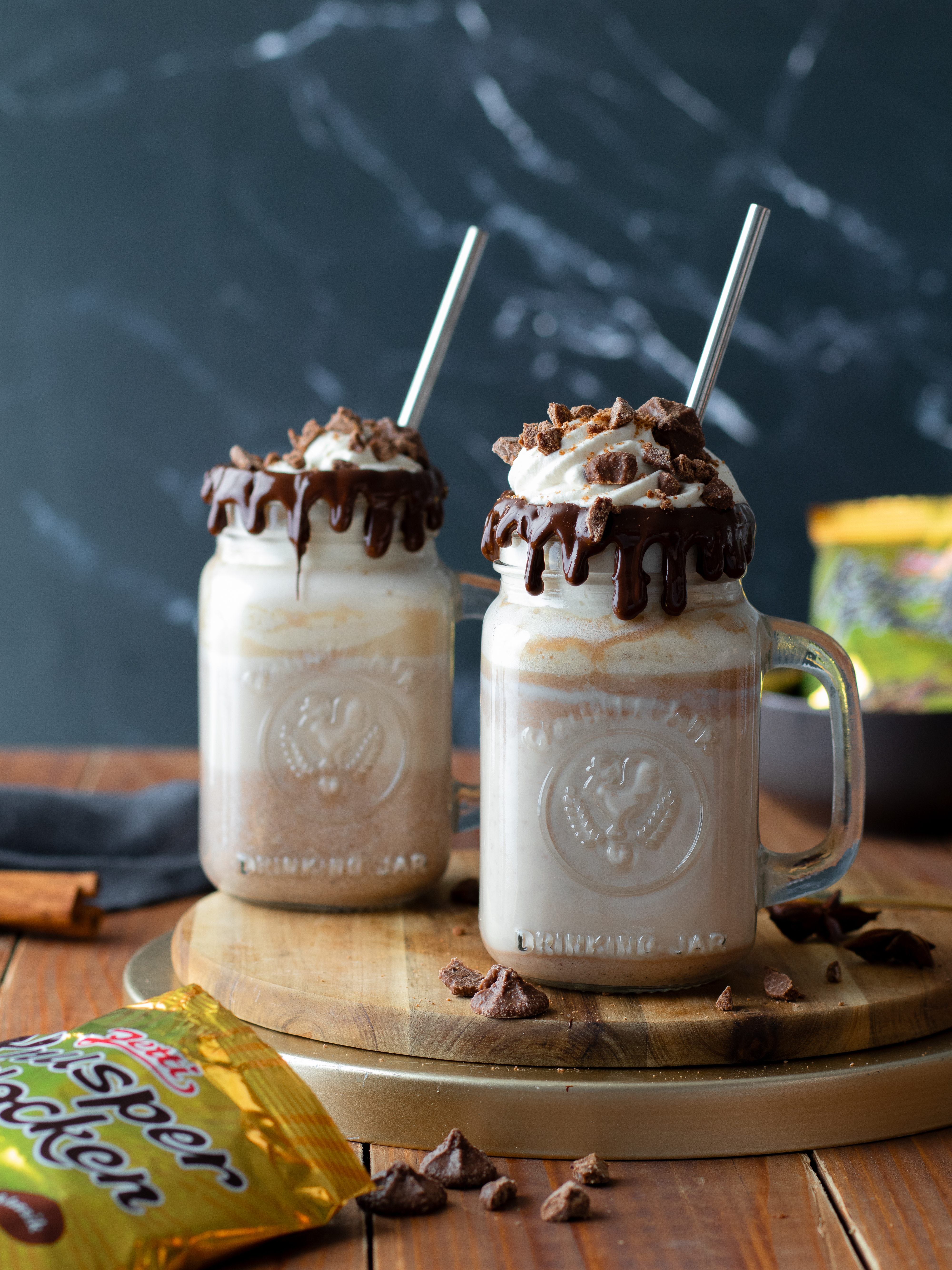CHAI LATTE MIT KNUSPERFLOCKEN CHAI LATTE MIT KNUSPERFLOCKEN