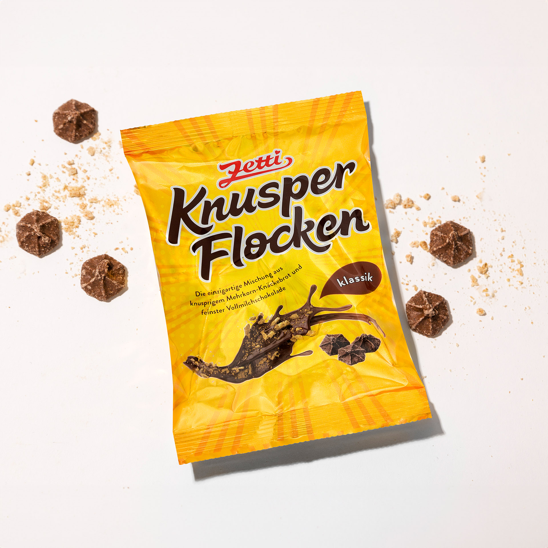 Zetti Knusperflocken Klassik Eine Packung Zetti Knusperflocken Klassik eingebettet in Knusperflocken und Knäckebrot