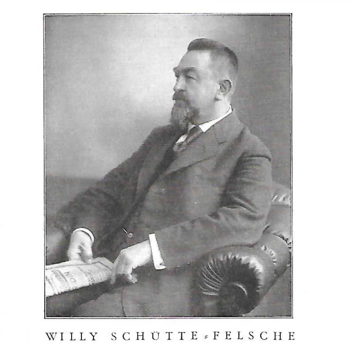 Ein schwarz-weißes historisches Porträt von Hermann Felsche, einem Mann mit Bart und Brille in formeller Kleidung. Das Bild hat einen klassischen Stil und erinnert an vergangene Jahrzehnte.