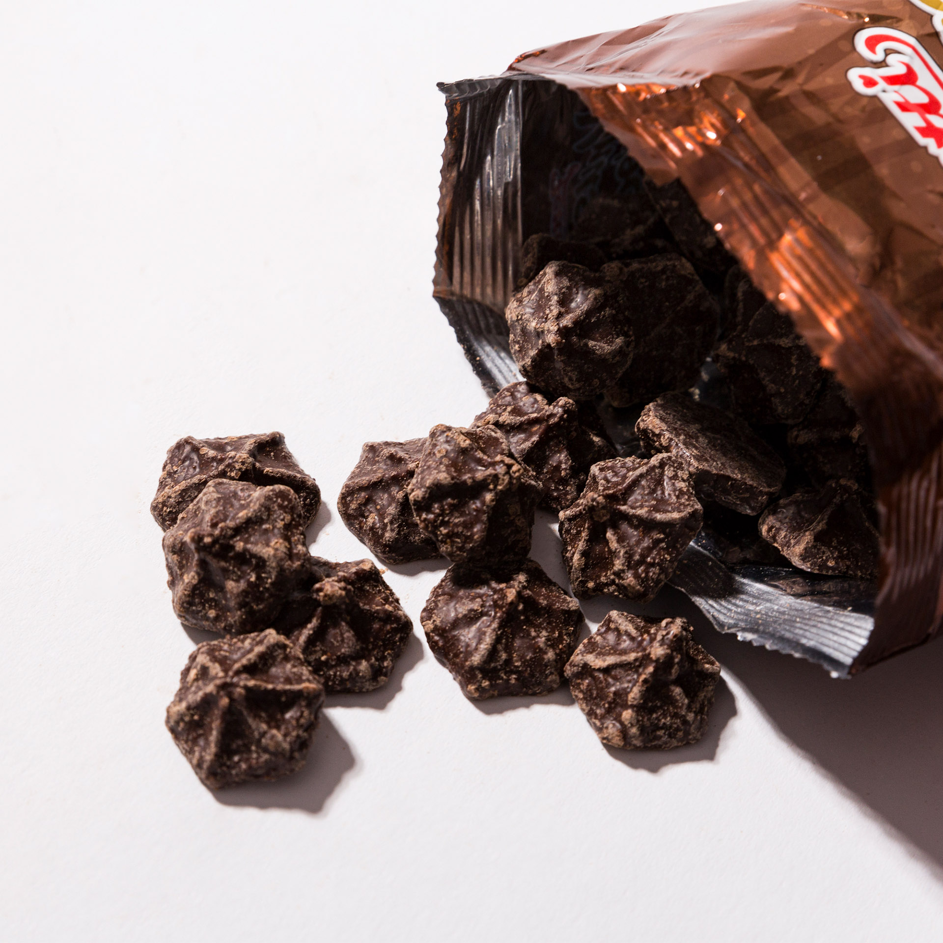 Zetti Knusperflocken Zartbitter Eine offene Tüte Zetti Knusperflocken Zartbitter