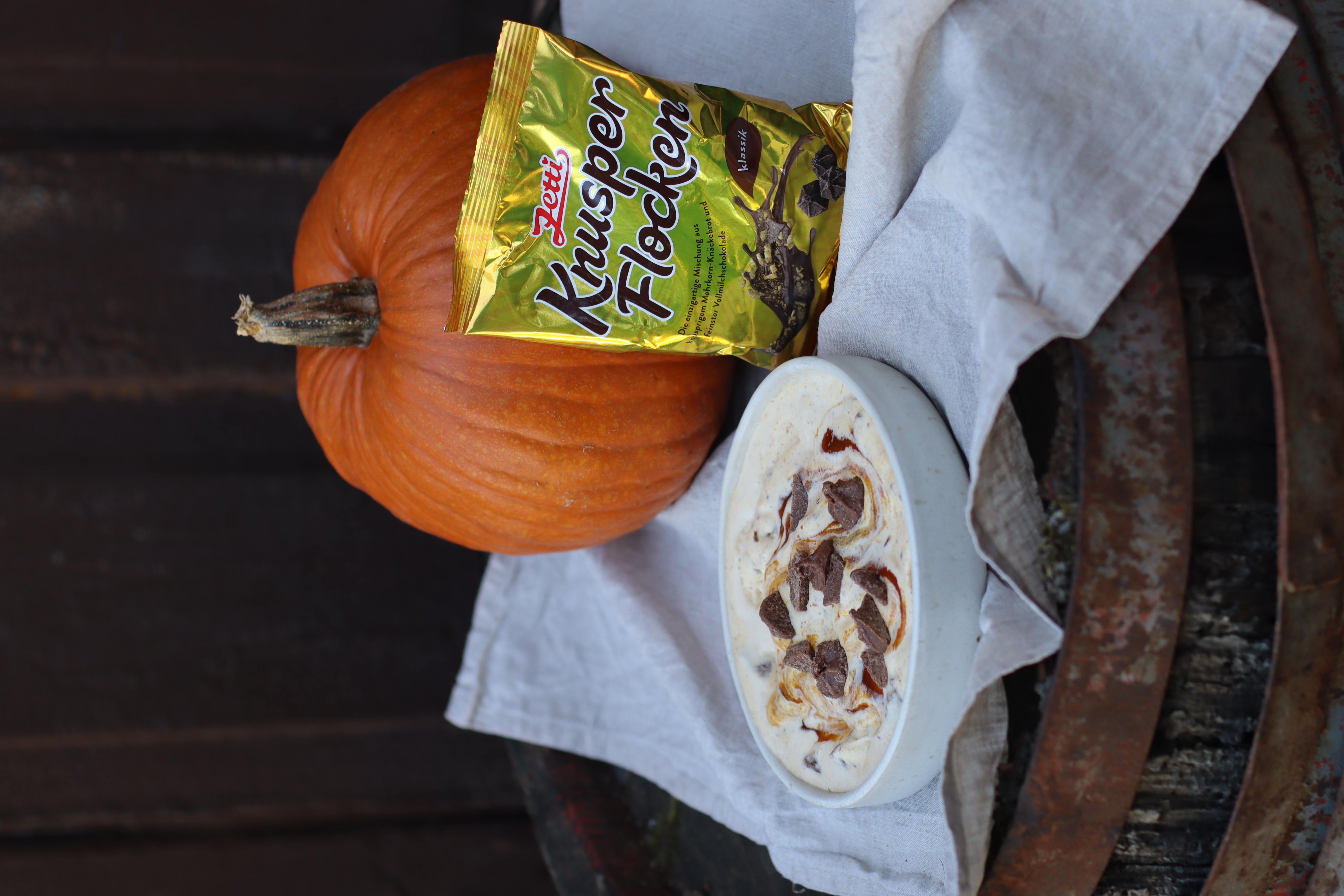 KNUSPERFLOCKEN-EISCREME  MIT PUMPKIN BUTTER SWIRL