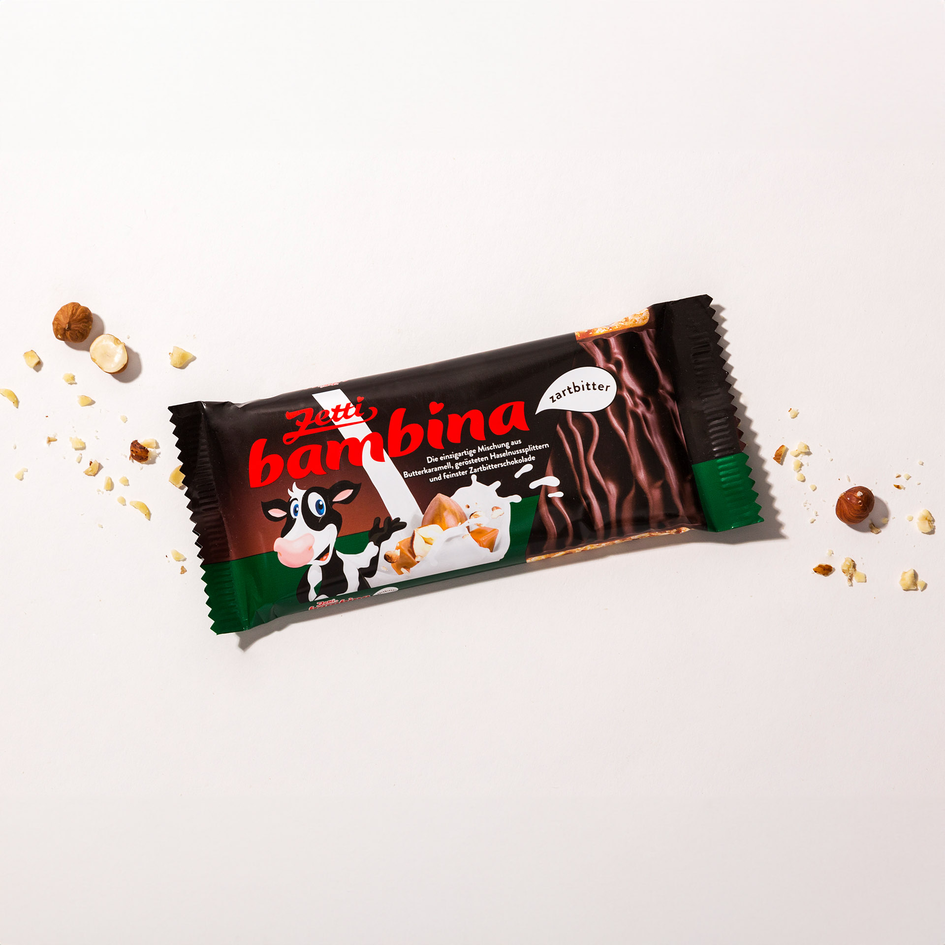 Zetti Bambina Zartbitter Eine Tafel Zetti Bambina Zartbitter eingebettet in Haselnüssen