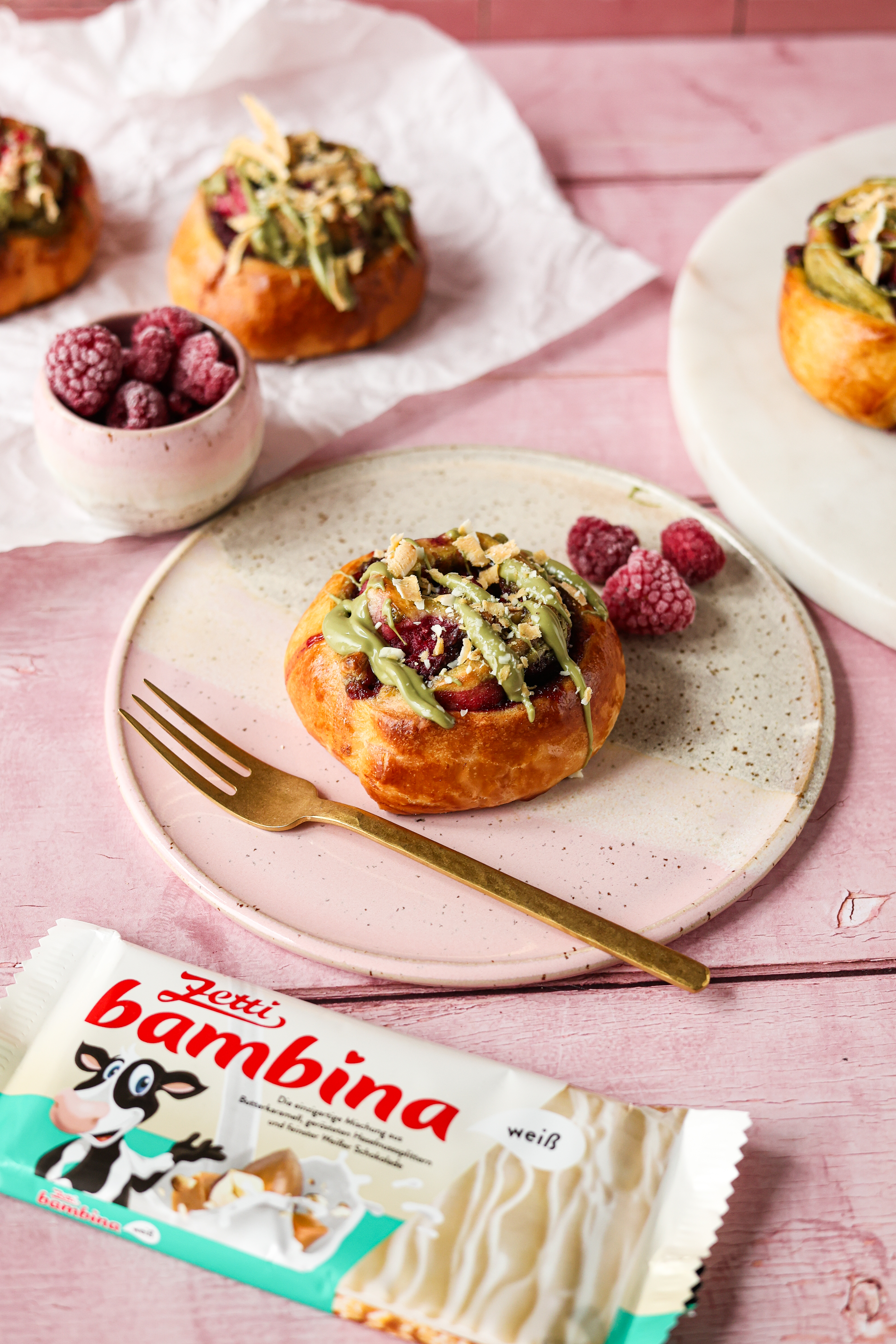 PISTAZIEN-HIMBEER-SCHNECKEN