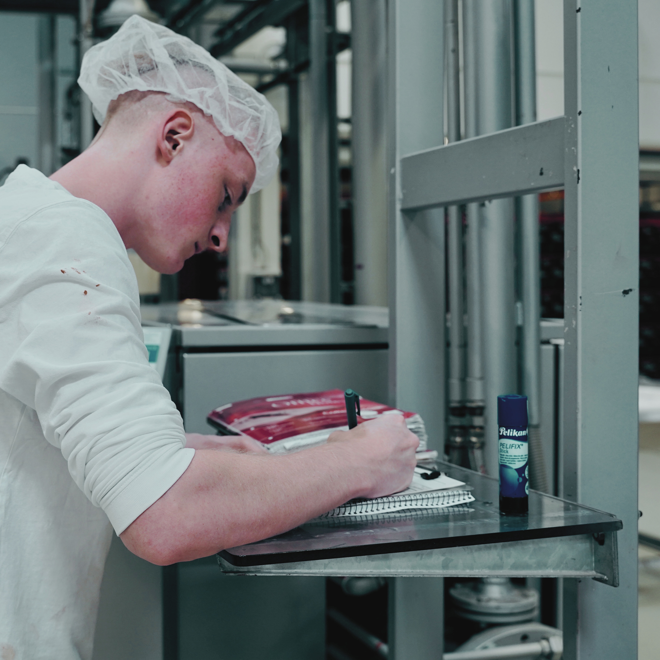 fabrikmitarbeiter macht sich Notizen