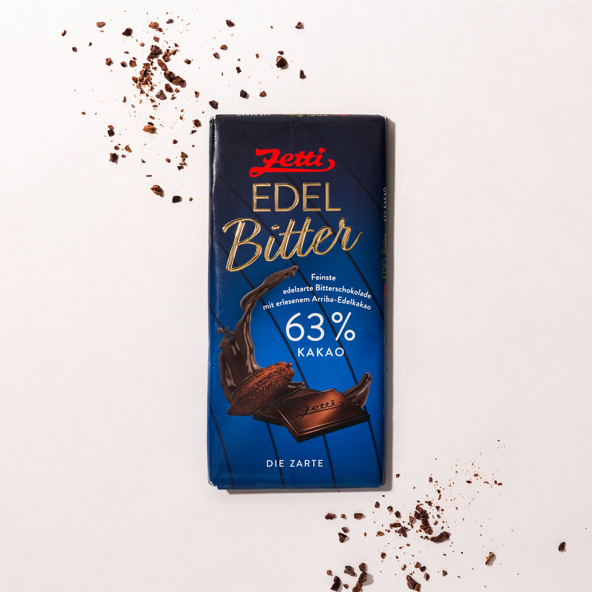 Zetti Edelbitter Tafel 63% Eine tafel Zetti Edelbitter 63% eingebettet in Tartbitter Schokolade