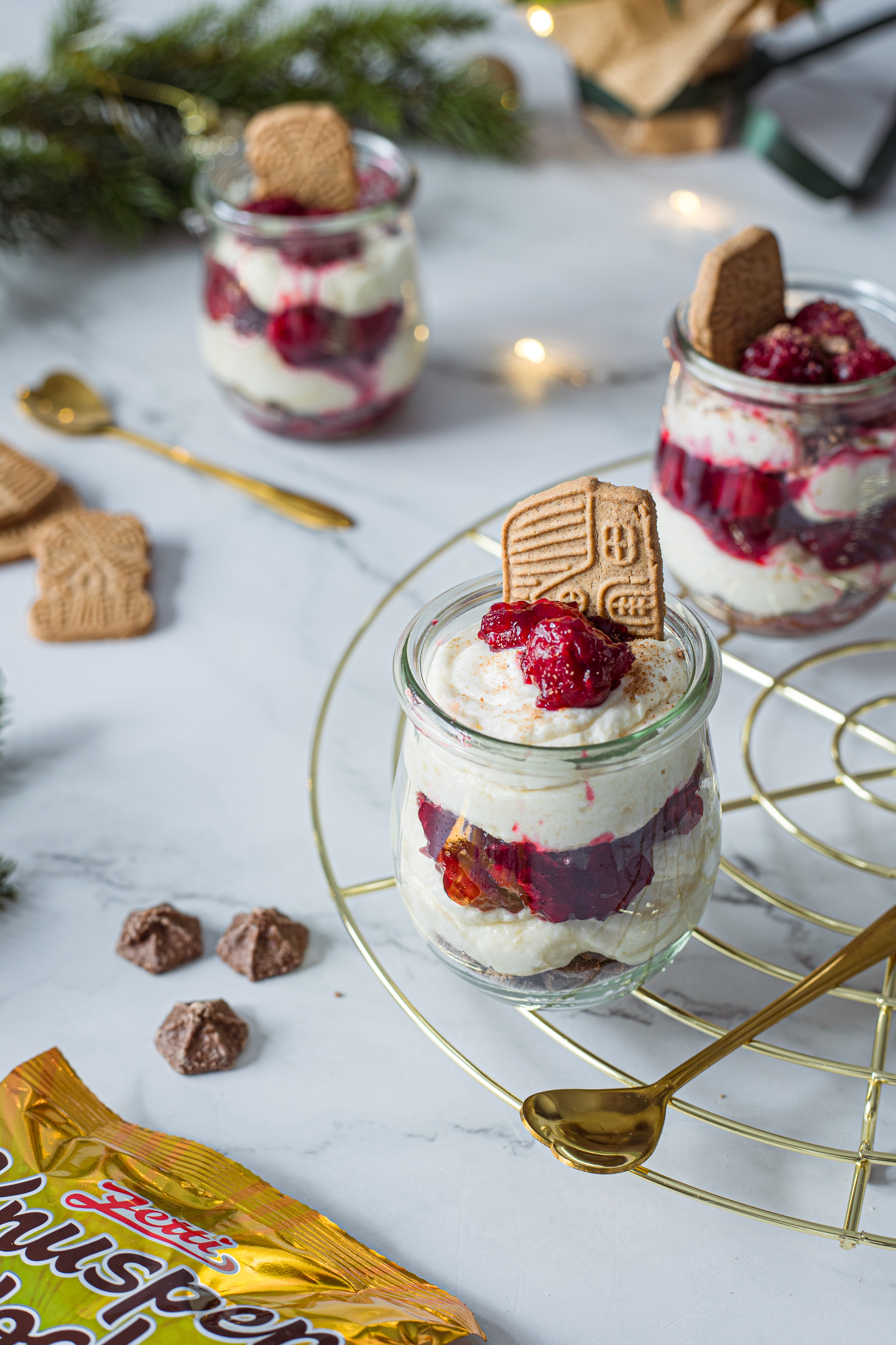 SPEKULATIUS DESSERT MIT KIRSCHEN UND ZETTI KNUSPERFLOCKEN SPEKULATIUS DESSERT MIT KIRSCHEN UND ZETTI KNUSPERFLOCKEN