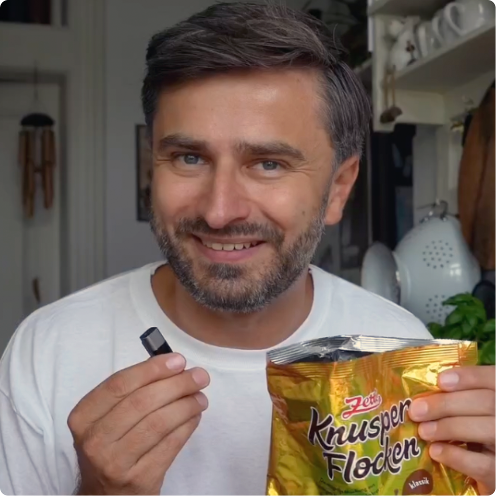 Mann hält offene Knusperflocken