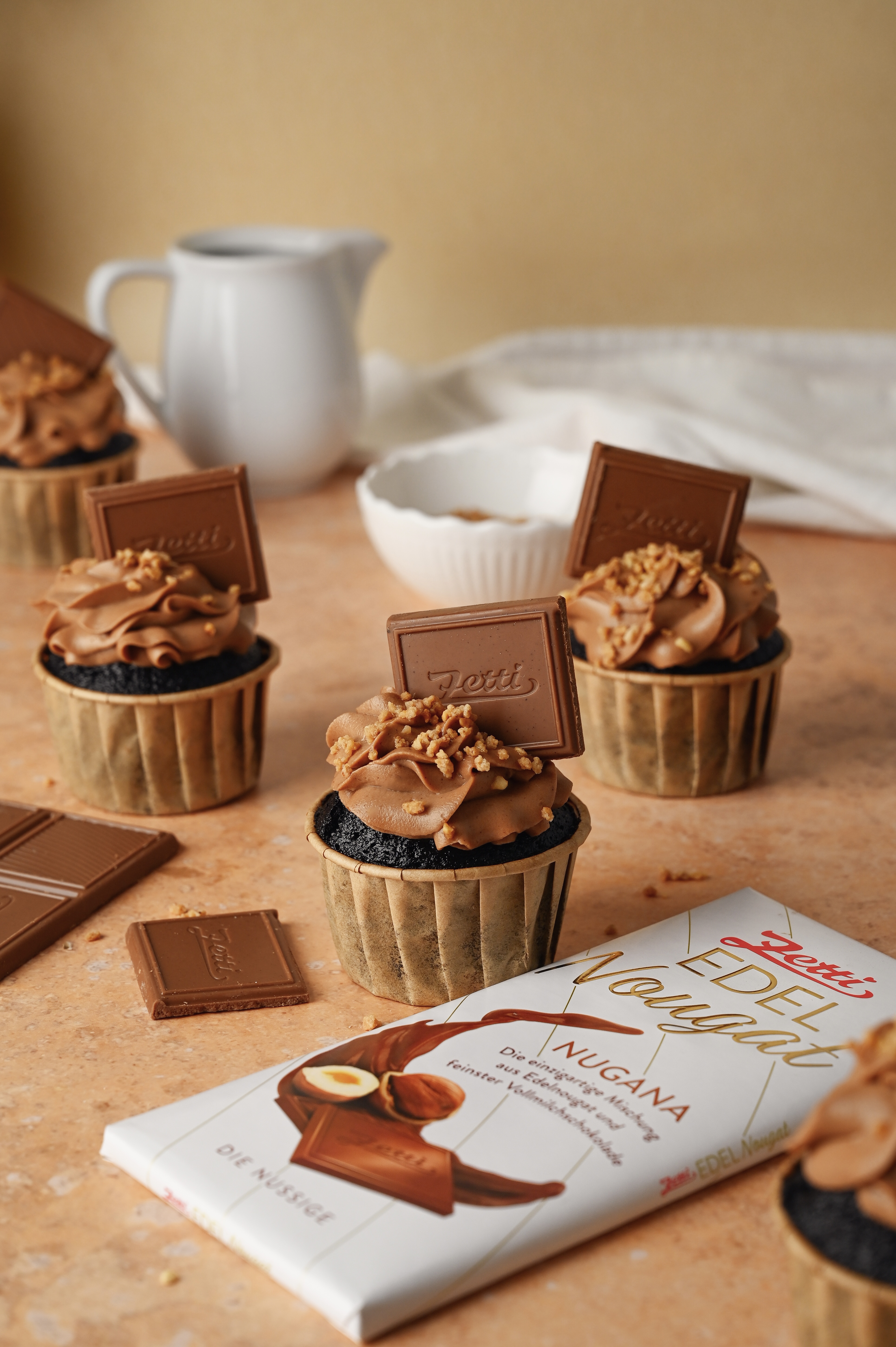 SCHOKO CUPCAKES MIT NOUGAT FROSTING