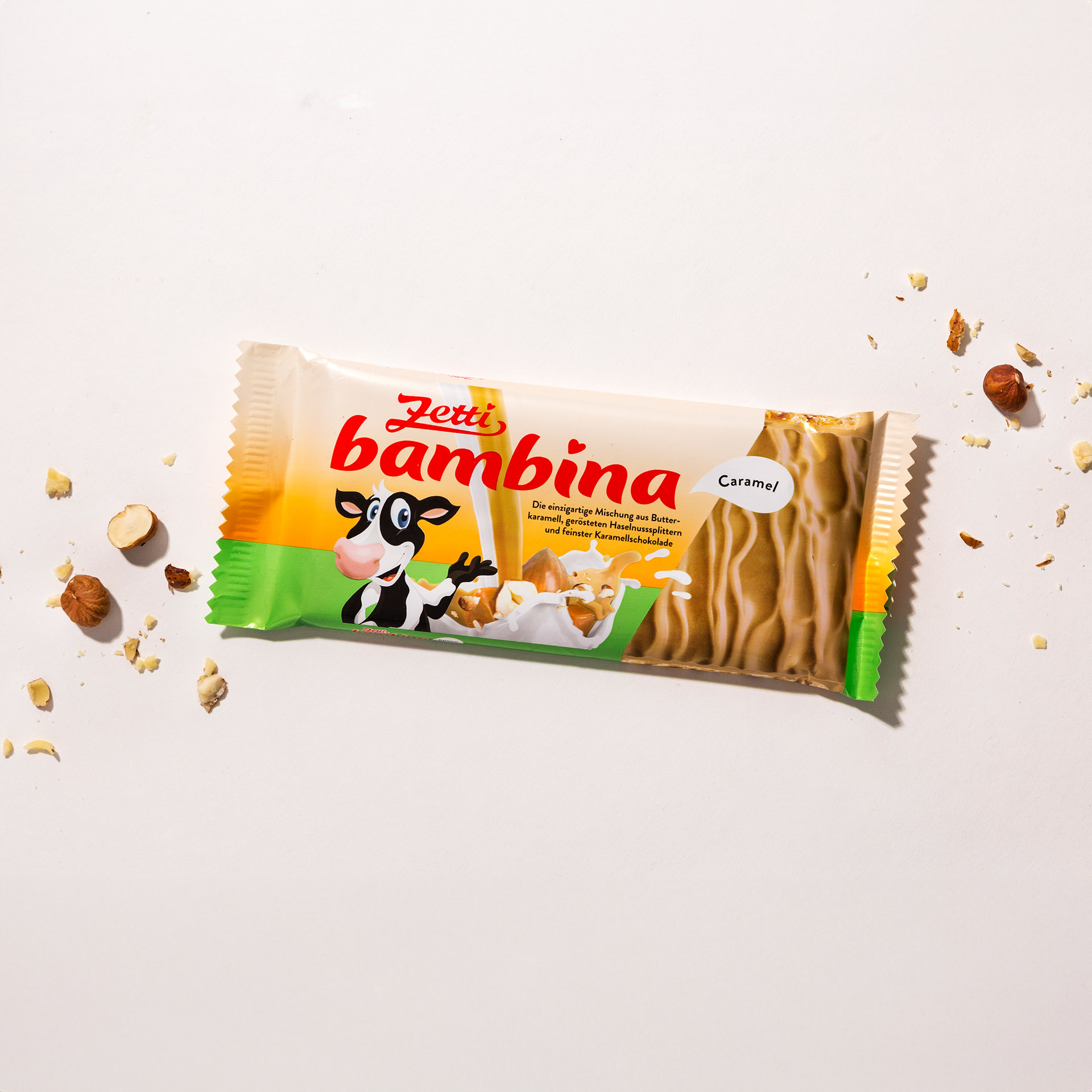 Zetti Bambina Caramel Eine Tafel Zetti Bambina Caramel eingebettet in Haselnüssen