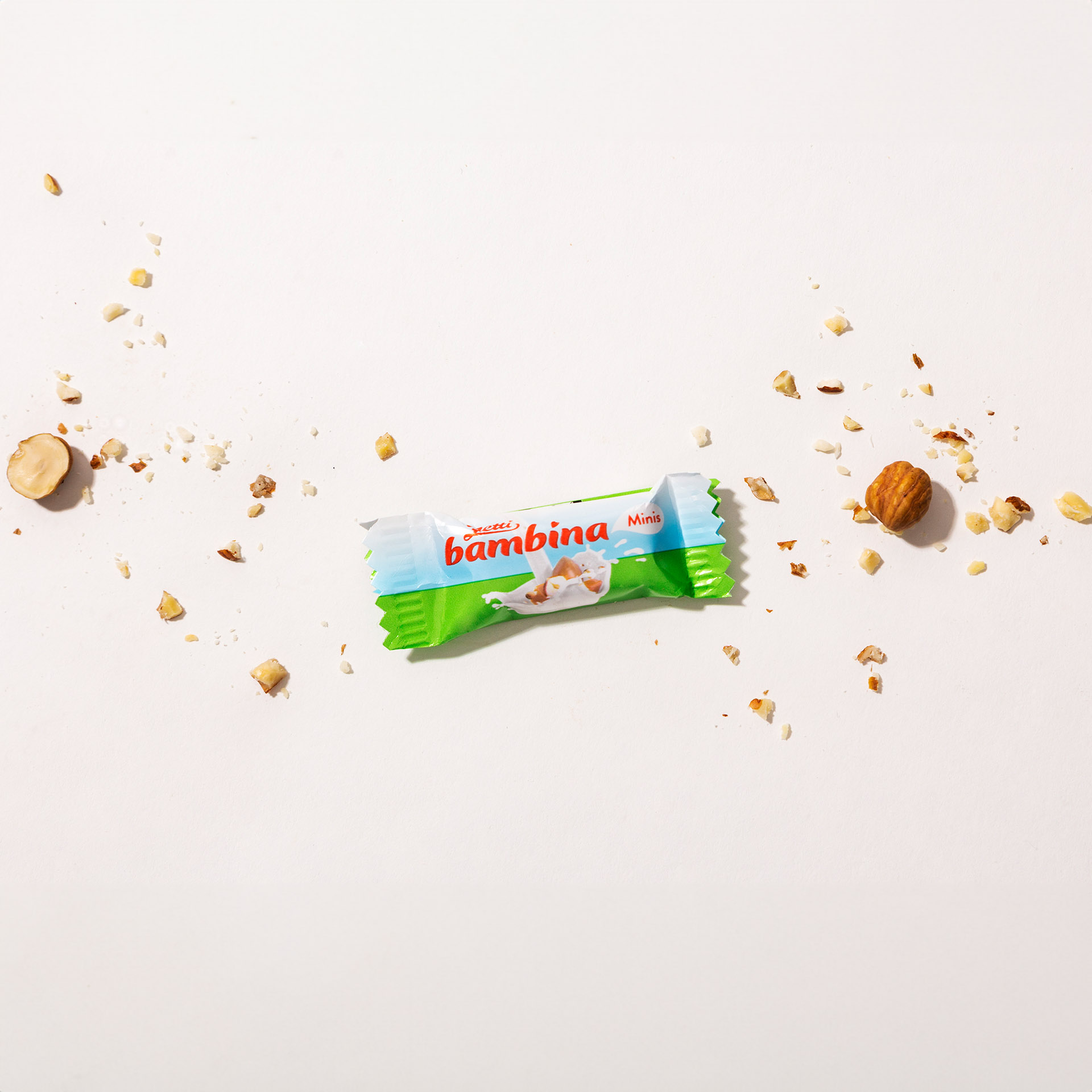 Zetti Bambina Minis Ein Zetti Bambina Mini eingebettet in Haselnüssen