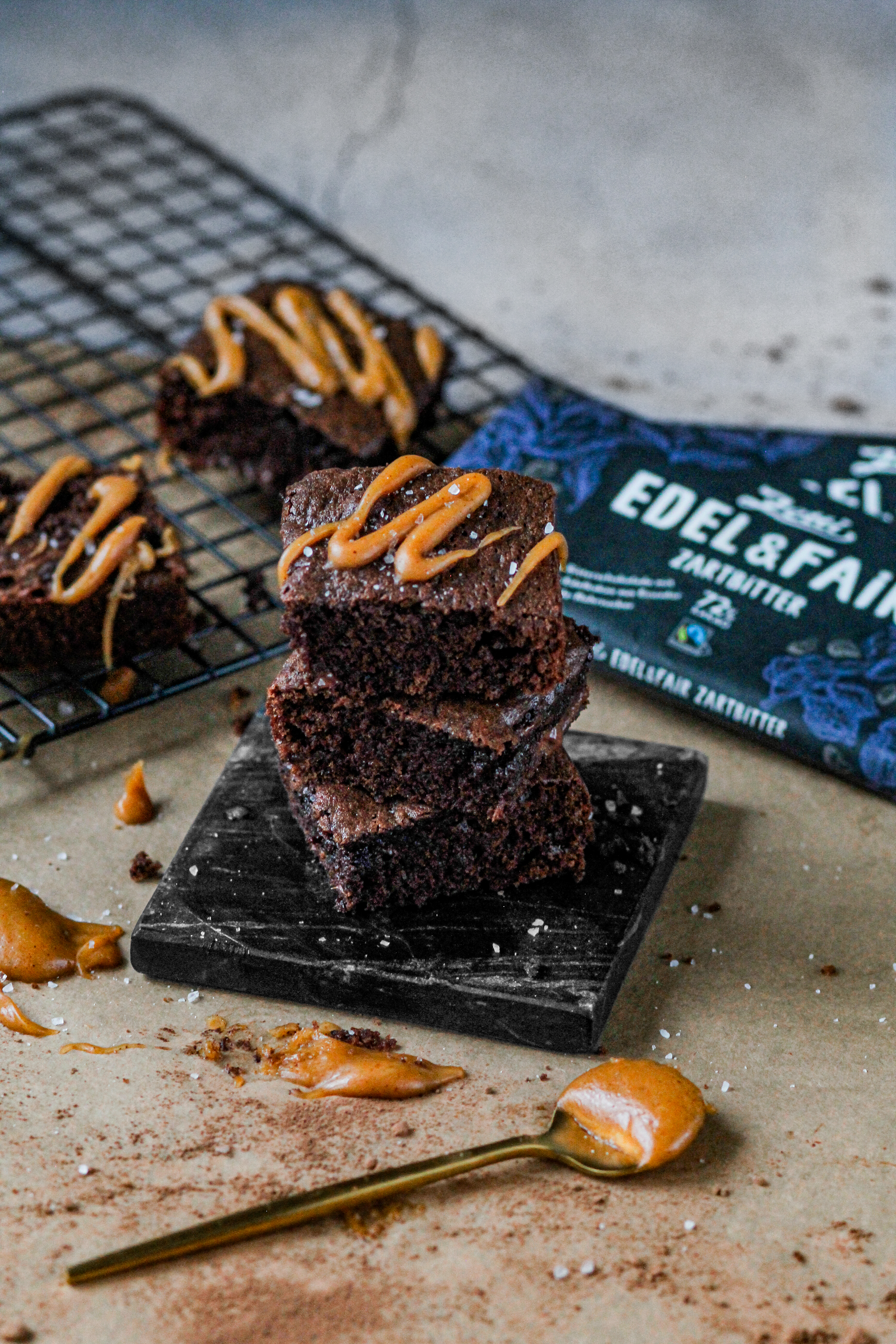BROWNIES MIT SALTED PEANUTBUTTER TOPPING BROWNIES MIT SALTED PEANUTBUTTER TOPPING