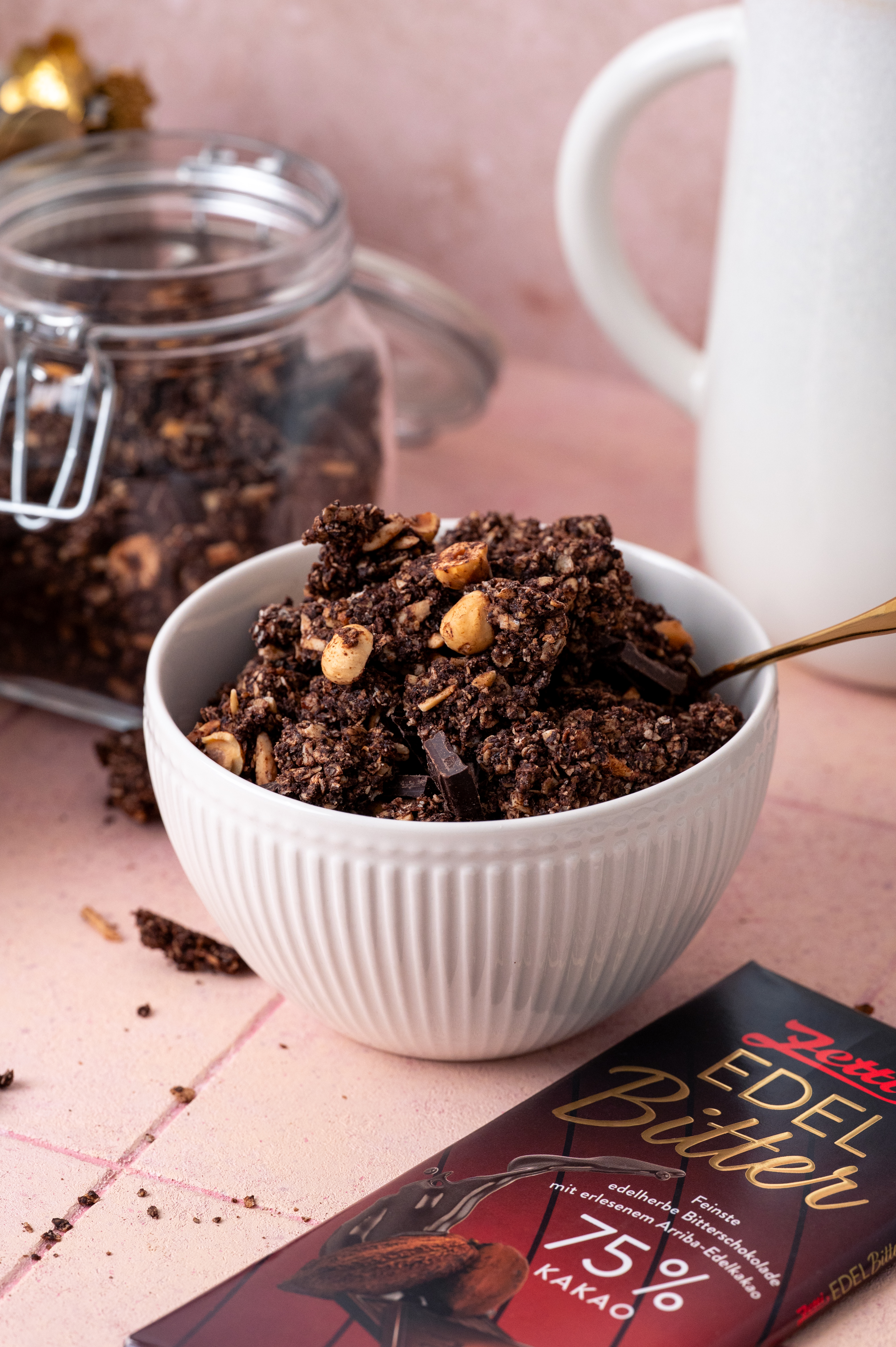 SELBSTGEMACHTES SCHOKO-GRANOLA