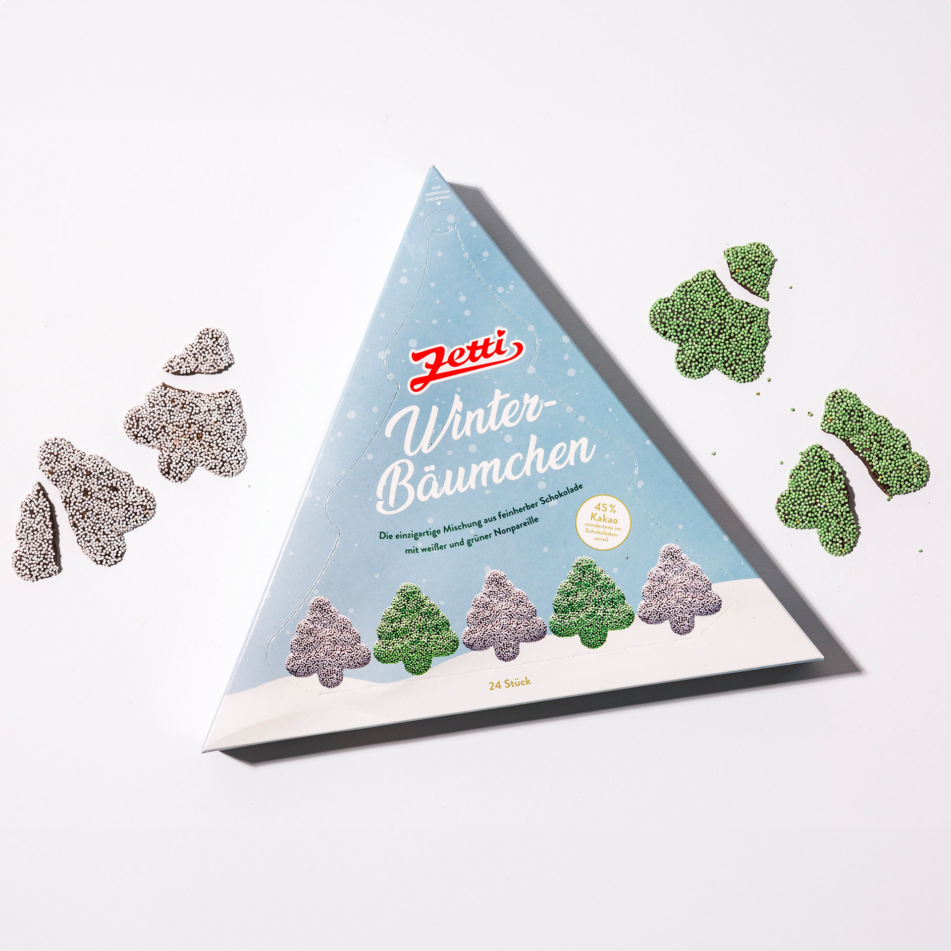 Eine Packung Zetti Winterbäumchen eingebettet in ausgepackte Winterbäumchen