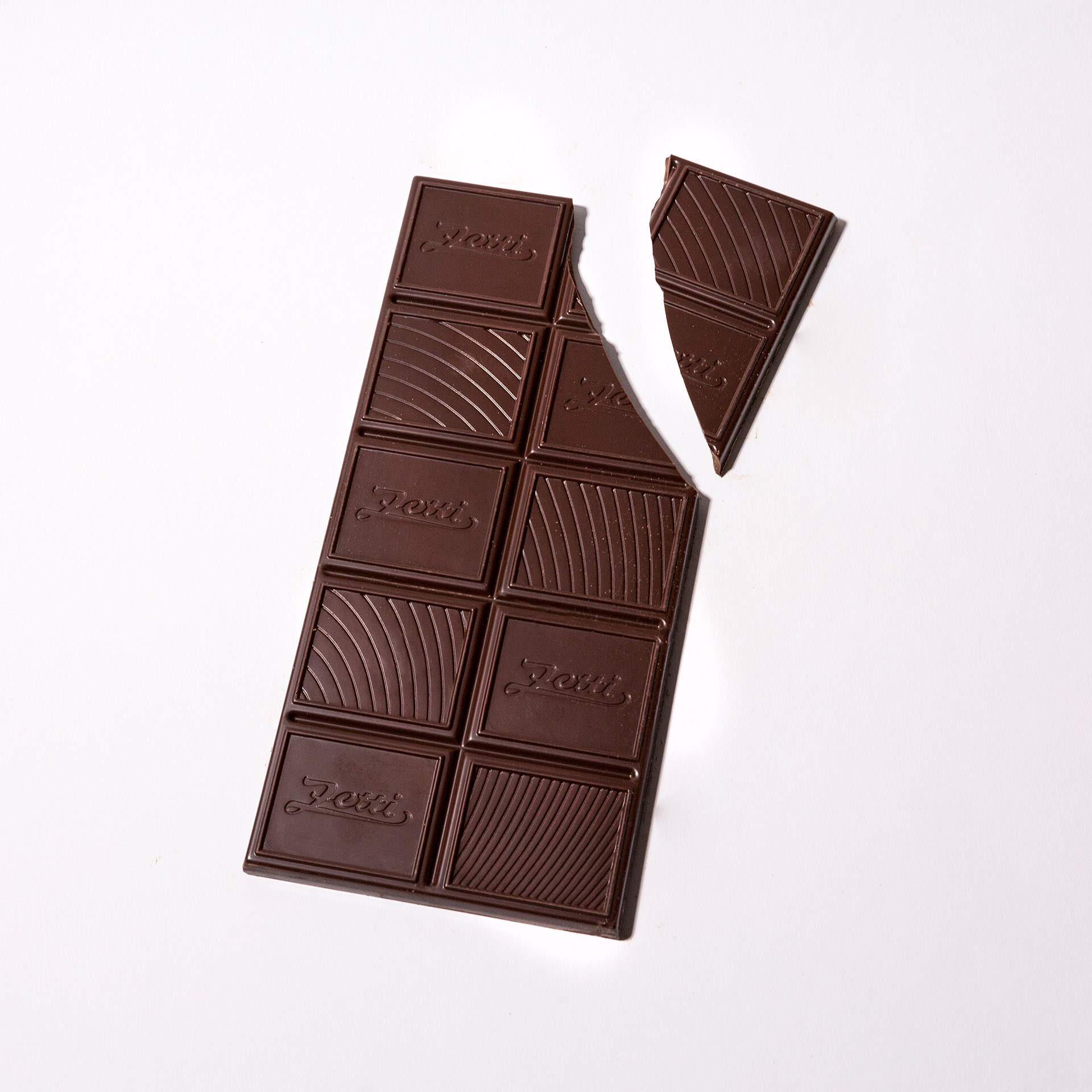 Zetti Edelbitter Tafel 63% Eine ausgepackte und abgebrochene Tafel der Zetti Edelbitter 63%