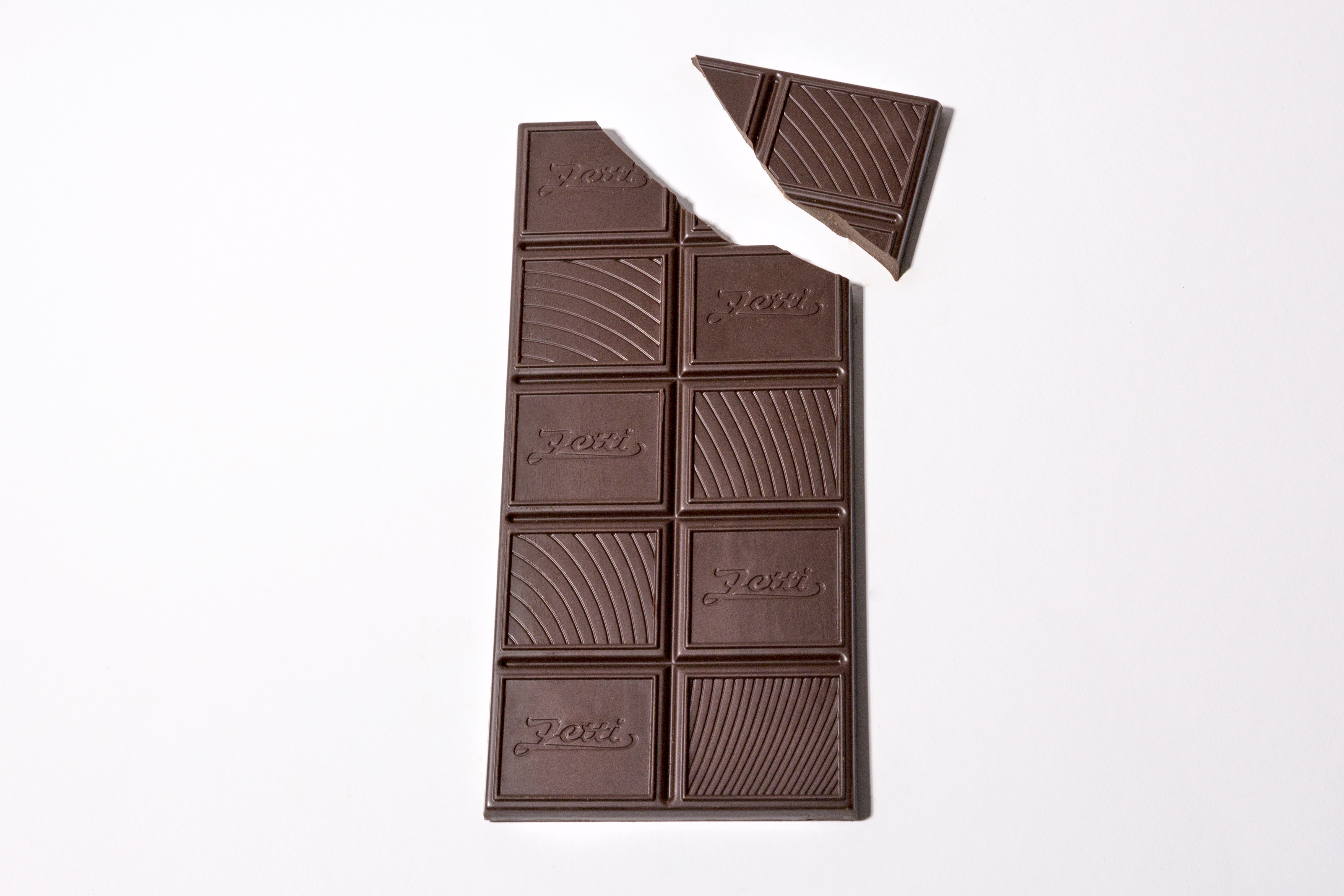 Zetti Edelbitter Tafel 58% Eine ausgepackte und abgebrochene Tafel der Zetti Edelbitter 58%