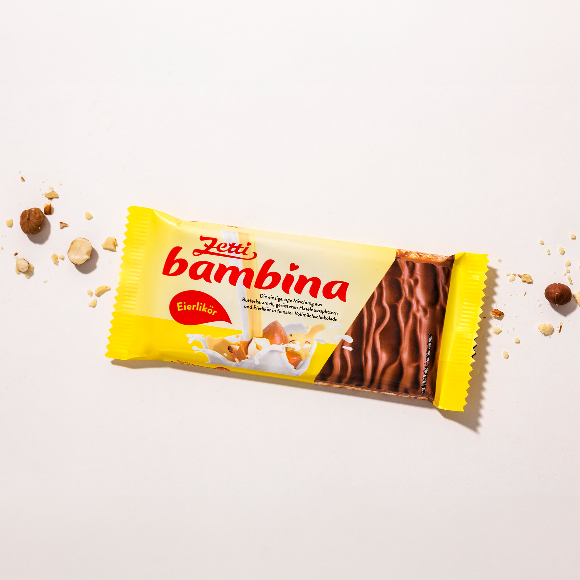 Zetti Bambina Eierlikör Eine Tafel Zetti Bambina Eierlikör eingebettet in Haselnüssen