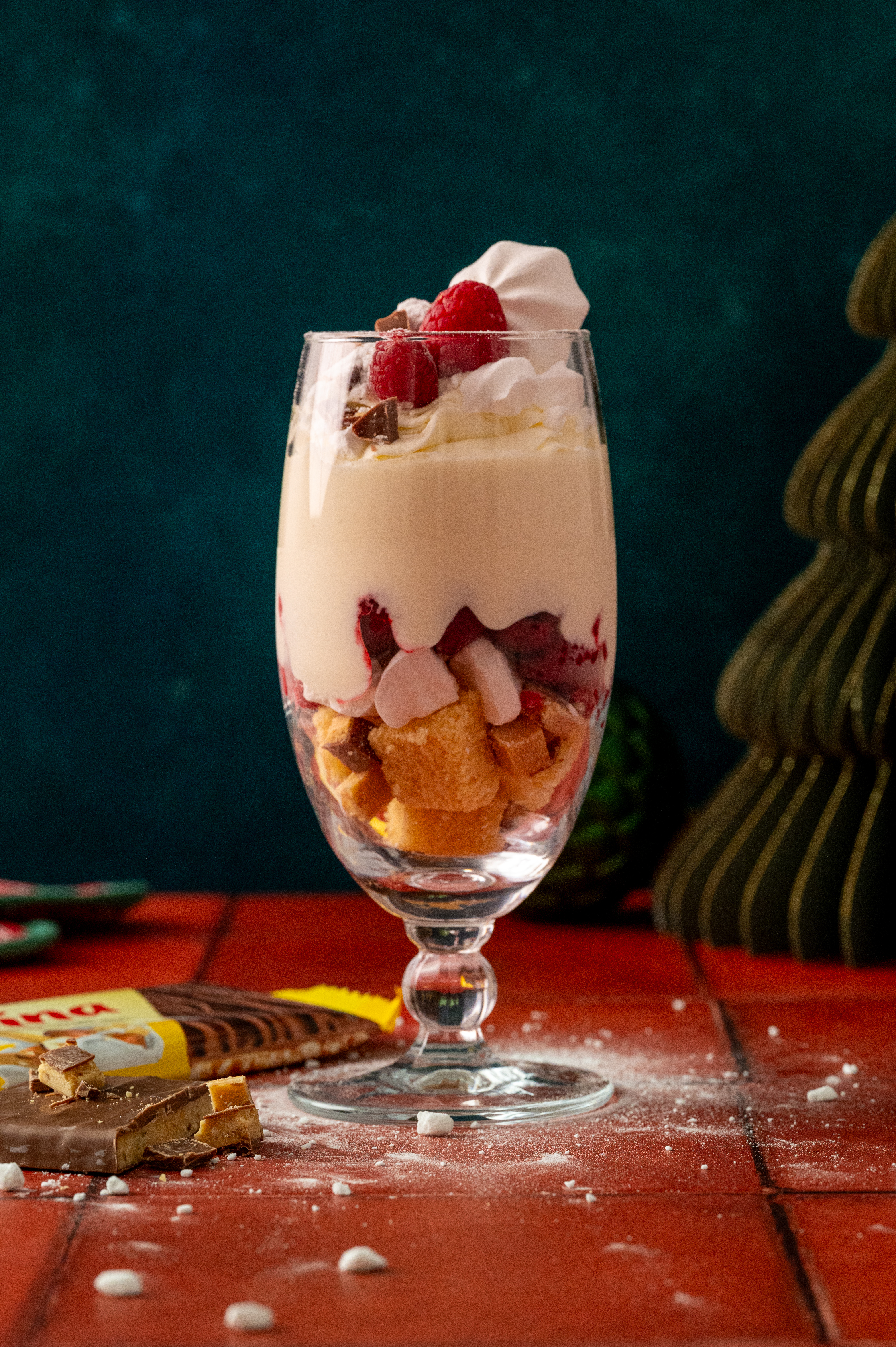 FESTLICHES HIMBEER-BAISER-DESSERT