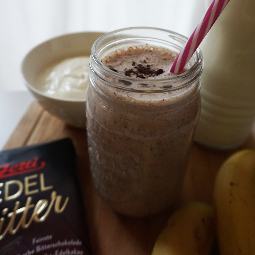 EDELBITTER-BANANEN-MILCHSHAKE EDELBITTER-BANANEN-MILCHSHAKE