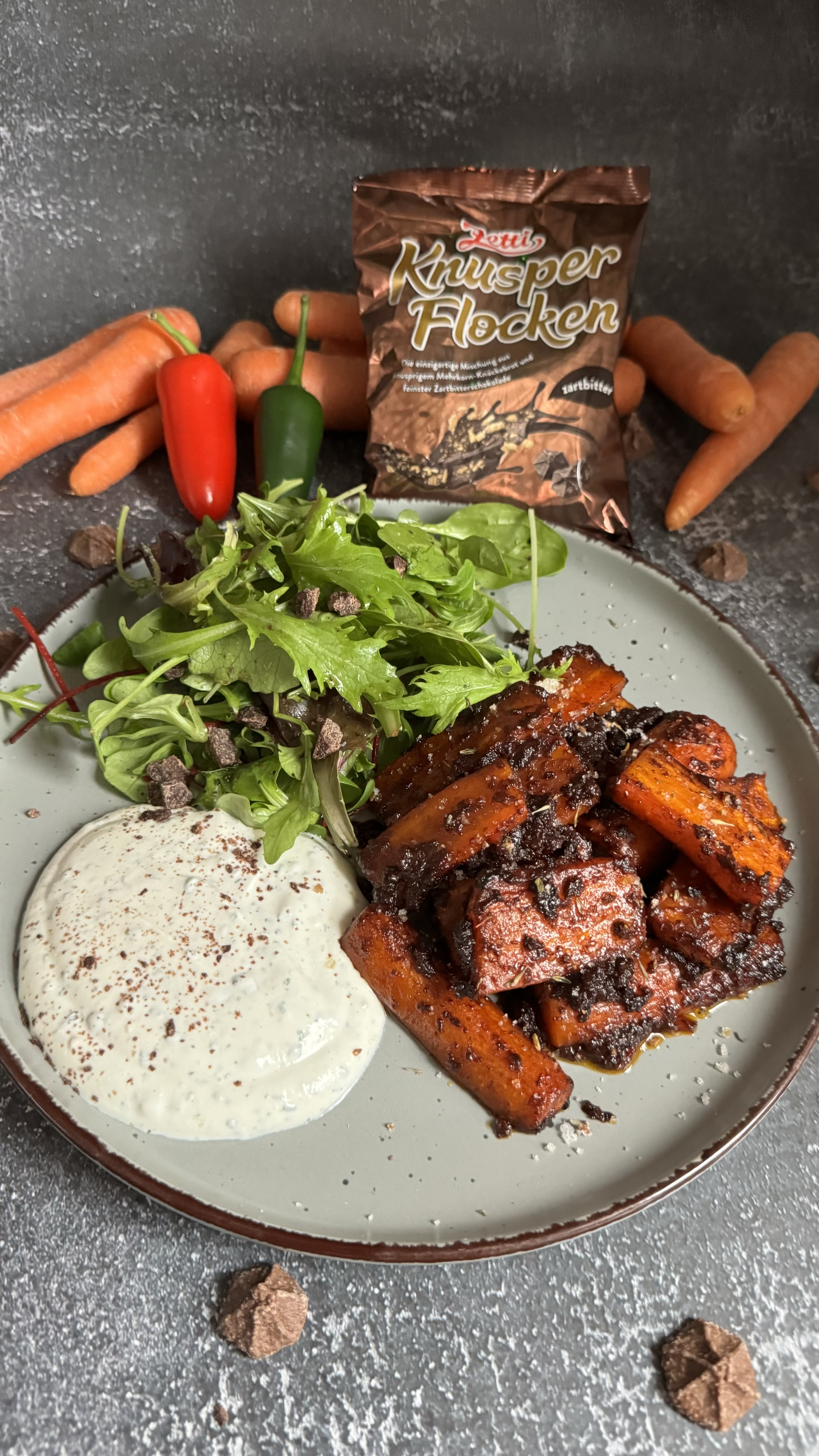 GERÖSTETE MÖHREN IN SCHOKO-MARINADE DAZU JOGHURT-DIP