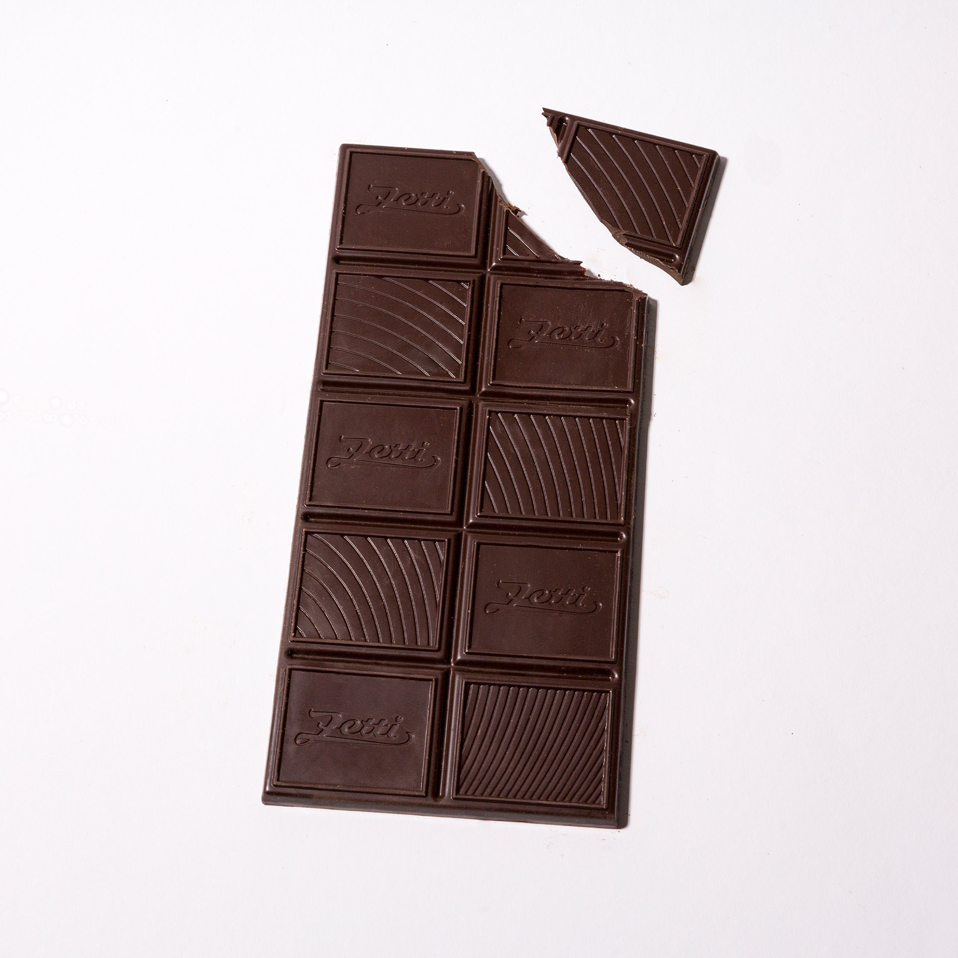 Zetti Edelbitter Tafel 75% Eine ausgepackte und abgebrochene Tafel der Zetti Edelbitter 75%