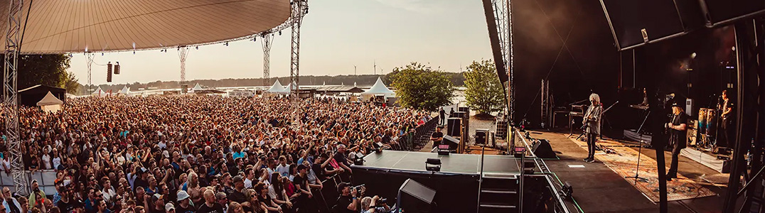 Werbebanner mit einer Fotografie vom Sunset Beach Festival