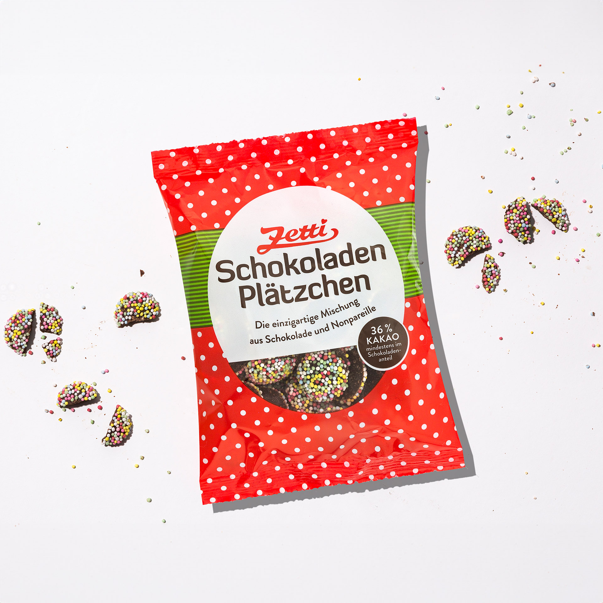 Zetti Schokoladenplätzchen Eine Packung Zetti Schokoplätzchen eingebettet in zerbrochene Stücke von Schokoplätzchen